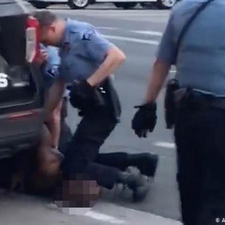 Police officers murdering Floyd of kneeling on his neck
